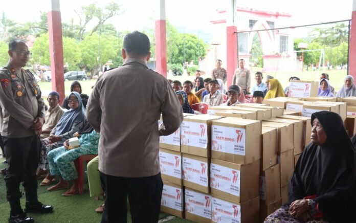 Polres Bolsel Berbagi Sembako untuk Masyarakat Kurang Mampu