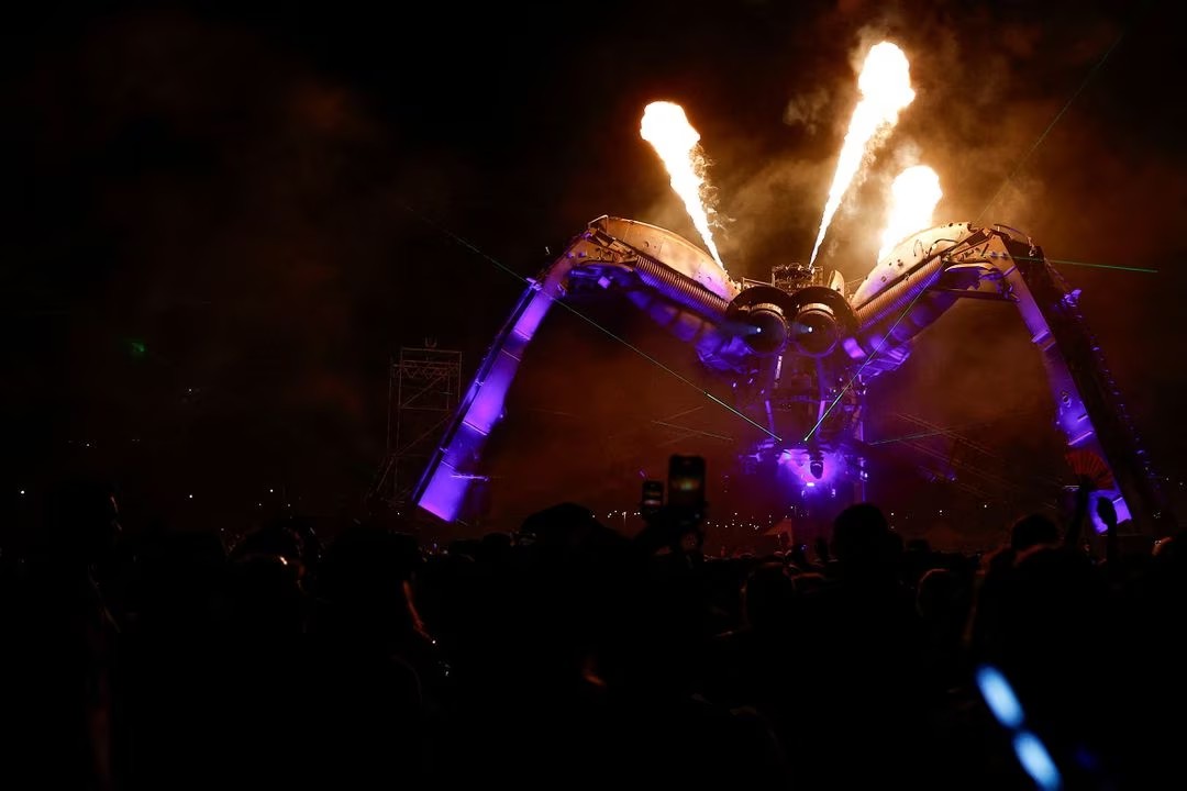 Laba-laba Raksasa Bertenaga Energi Terbarukan Meriahkan Glastonbury
