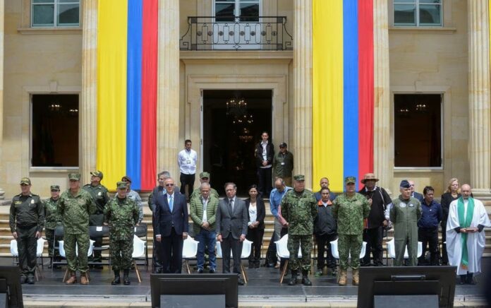 Presiden Kolombia Berikan Medali Kepada Penyelamat Anak-anak yang Hilang di Amazon
