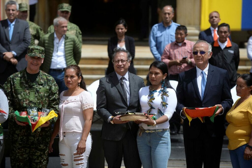 Presiden Kolombia Berikan Medali Kepada Penyelamat Anak-anak yang Hilang di Amazon