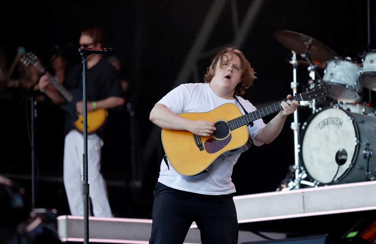 Lewis Capaldi Ambil Jeda Tur untuk 'Menyesuaikan Diri dengan Dampak' Tourette