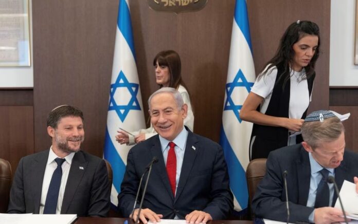 Perdana Menteri Israel Benjamin Netanyahu, tengah, dan Menteri Keuangan Bezalel Smotrich, pergi, menghadiri rapat kabinet mingguan di kantor perdana menteri di Yerusalem, 18 Juni 2023. Foto: Ohad Zwigenberg/Pool/Reuters.