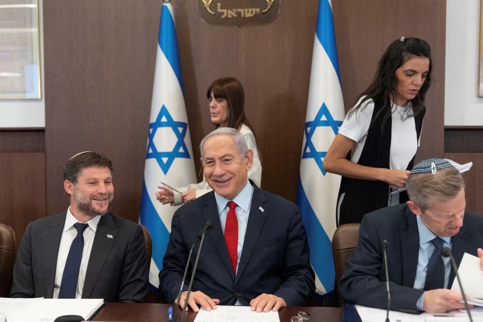 Perdana Menteri Israel Benjamin Netanyahu, tengah, dan Menteri Keuangan Bezalel Smotrich, pergi, menghadiri rapat kabinet mingguan di kantor perdana menteri di Yerusalem, 18 Juni 2023. Foto: Ohad Zwigenberg/Pool/Reuters.