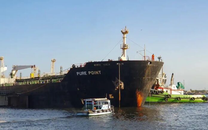 Kapal kargo Rusia yang membawa minyak mentah tiba di pelabuhan di Karachi, 11 Juni 2023. Foto: Karachi Port Trust (KPT)/AFP.