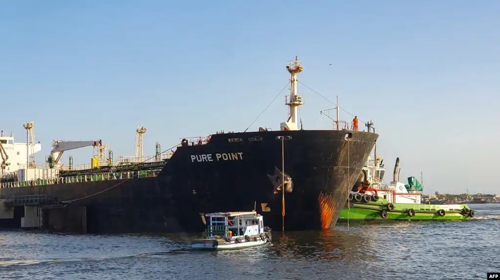 Kapal kargo Rusia yang membawa minyak mentah tiba di pelabuhan di Karachi, 11 Juni 2023. Foto: Karachi Port Trust (KPT)/AFP.
