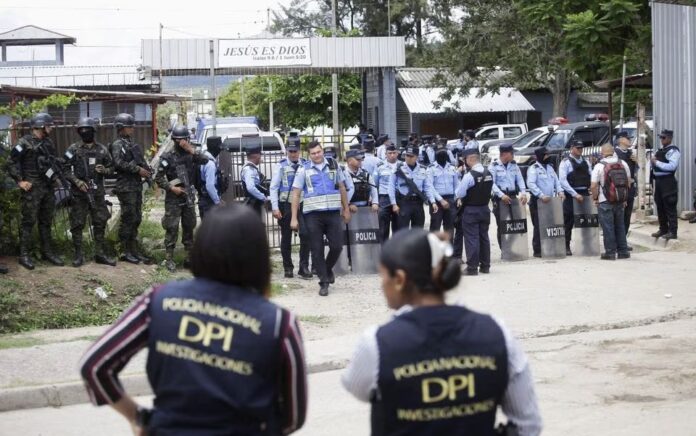 Pasukan keamanan beroperasi di luar penjara wanita Centro Femenino de Adaptacion Social (CEFAS) menyusul kerusuhan mematikan di Tamara, di pinggiran Tegucigalpa, Honduras, 20 Juni 2023. Foto: Reuters/Fredy Rodriguez.