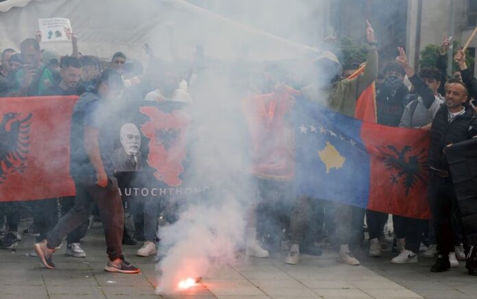 Manifestasi Des Albanais près du pont qui relie le sud et le nord de Mitrovica, à Mitrovica, au Kosovo. Foto: Reuters/Ognen Teofilovski.