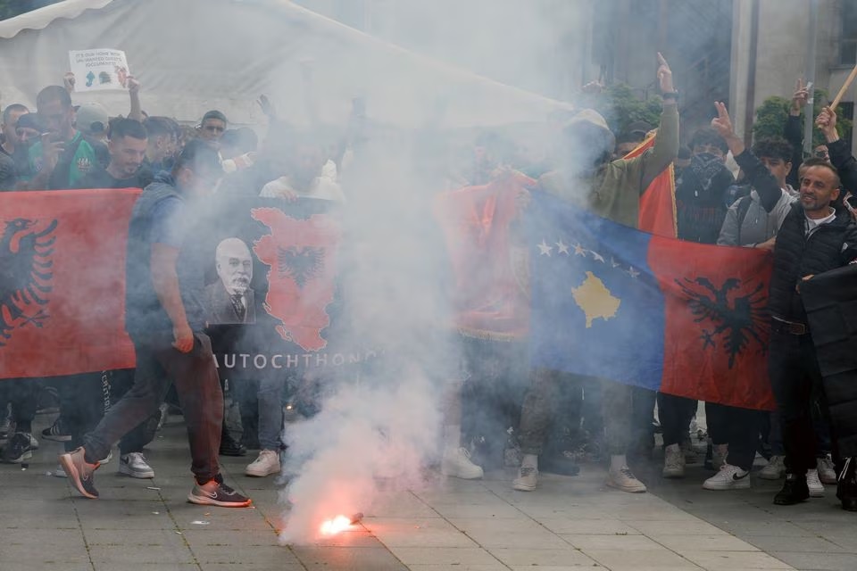 Manifestasi Des Albanais près du pont qui relie le sud et le nord de Mitrovica, à Mitrovica, au Kosovo. Foto: Reuters/Ognen Teofilovski.