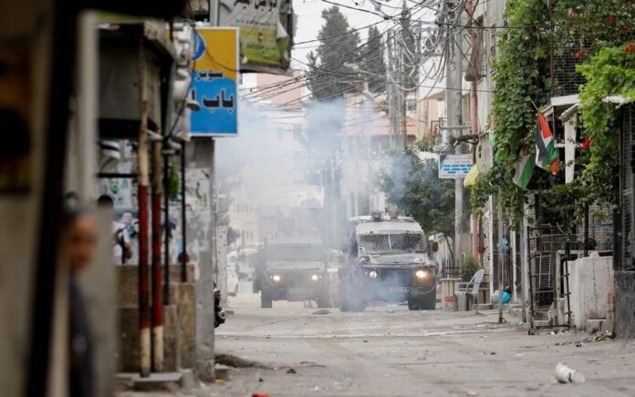 Kendaraan militer terlihat selama serangan Israel di Nablus di Tepi Barat yang diduduki Israel 13 Juni 2023. Foto: Reuters/Raneen Sawafta.