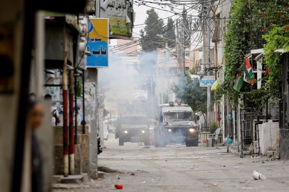 Kendaraan militer terlihat selama serangan Israel di Nablus di Tepi Barat yang diduduki Israel 13 Juni 2023. Foto: Reuters/Raneen Sawafta.