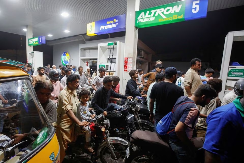 Orang-orang menunggu giliran untuk mendapatkan bahan bakar di SPBU, di Karachi, Pakistan 2 Juni 2022. Foto: Reuters/Akhtar Soomro/File Foto.