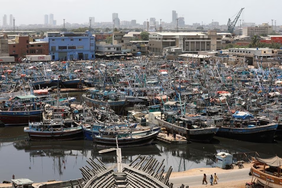 Pemandangan perahu nelayan yang berlabuh, setelah larangan diberlakukan pada kegiatan pantai menyusul topan Biparjoy yang mendekat, di atas Laut Arab, di Pelabuhan Ikan Karachi, di Karachi, Pakistan 10 Juni 2023. Foto: Reuters/Akhtar Soomro.