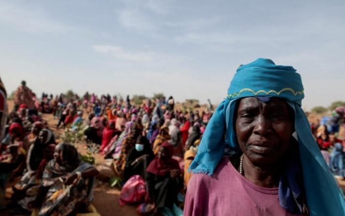 FOTO FILE: Halime Adam Moussa, seorang pengungsi Sudan yang mencari perlindungan di Chad untuk kedua kalinya, menunggu dengan pengungsi lain untuk menerima porsi makanan dari Program Pangan Dunia (WFP), dekat perbatasan antara Sudan dan Chad di Koufroun, Chad, 9 Mei 2023. Foto: Reuters/Zohra Bensemra/File Foto.