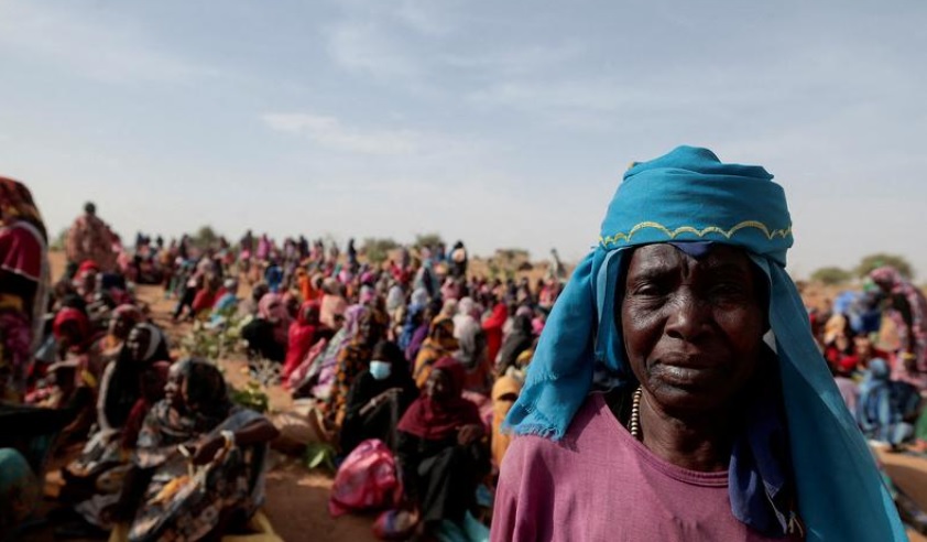 FOTO FILE: Halime Adam Moussa, seorang pengungsi Sudan yang mencari perlindungan di Chad untuk kedua kalinya, menunggu dengan pengungsi lain untuk menerima porsi makanan dari Program Pangan Dunia (WFP), dekat perbatasan antara Sudan dan Chad di Koufroun, Chad, 9 Mei 2023. Foto: Reuters/Zohra Bensemra/File Foto.