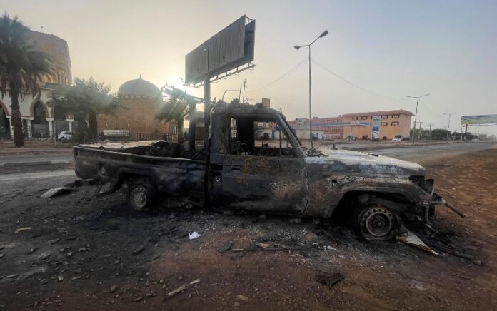 Kendaraan yang terbakar terlihat di Khartoum, Sudan 26 April 2023. Foto: Reuters/El-Tayeb Siddig/File Foto.