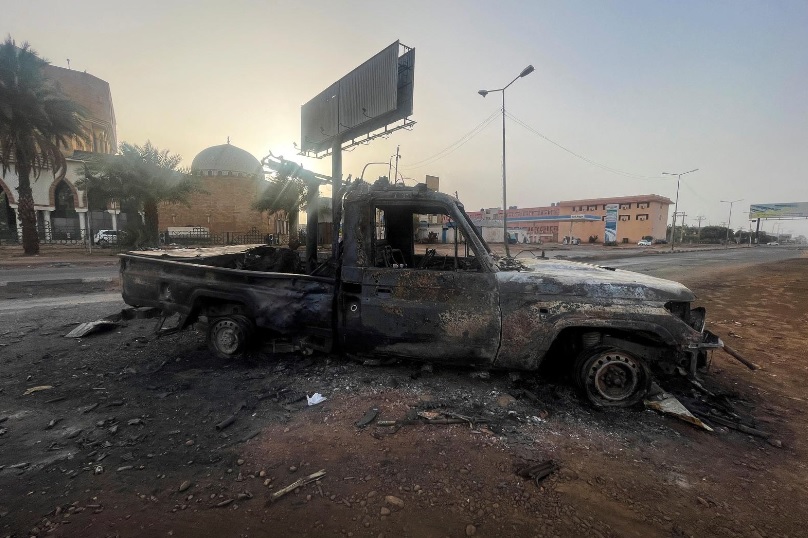 Kendaraan yang terbakar terlihat di Khartoum, Sudan 26 April 2023. Foto: Reuters/El-Tayeb Siddig/File Foto.