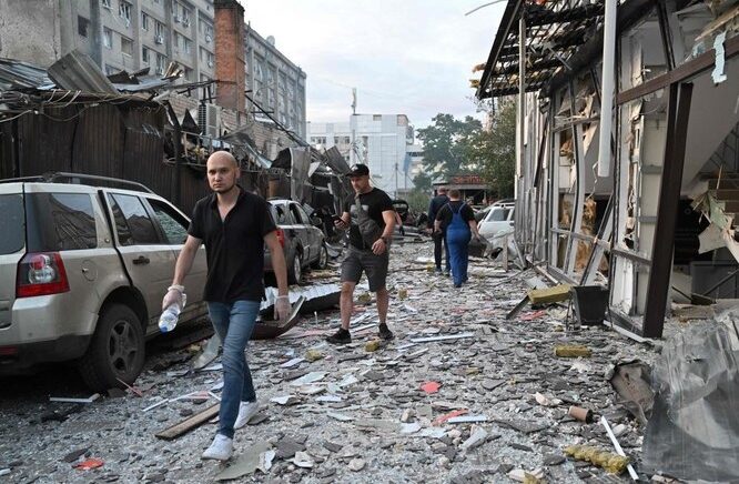 Orang-orang berjalan melewati sebuah restoran di Kramatorsk, Ukraina timur, setelah serangan rudal S-300 di restoran timur Ukraina pada Selasa, 27 Juni 2023. Foto: AFP.