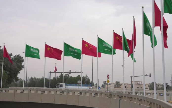 Bendera negara peserta bergambar jelang KTT China-Arab di Riyadh, Arab Saudi, 7 Desember 2022. Foto: Reuters/Mohammed Benmansour.