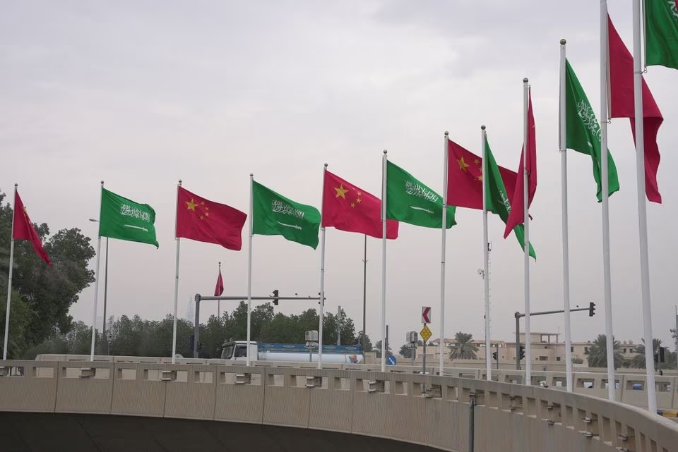 Bendera negara peserta bergambar jelang KTT China-Arab di Riyadh, Arab Saudi, 7 Desember 2022. Foto: Reuters/Mohammed Benmansour.