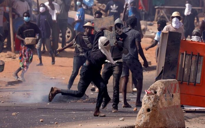 Pendukung pemimpin oposisi Senegal Ousmane Sonko bentrok dengan aparat keamanan, setelah Sonko dijatuhi hukuman penjara di Dakar, Senegal 2 Juni 2023. Foto: Reuters/Zohra Bensemra.