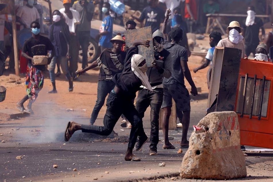 Pendukung pemimpin oposisi Senegal Ousmane Sonko bentrok dengan aparat keamanan, setelah Sonko dijatuhi hukuman penjara di Dakar, Senegal 2 Juni 2023. Foto: Reuters/Zohra Bensemra.