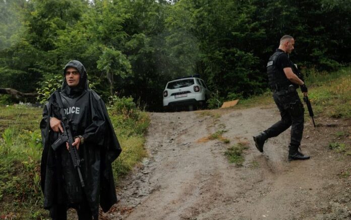 Petugas polisi Kosovo berjaga di dekat desa Bare, Kosovo, 14 Juni 2023. Tiga petugas polisi Kosovo ditahan oleh pasukan Serbia pada hari Rabu tetapi pejabat dari Kosovo dan Serbia memberikan lokasi penangkapan yang berbeda, saling menuduh telah melintasi perbatasan secara ilegal. Foto: Reuters/Valdrin Xhemaj.