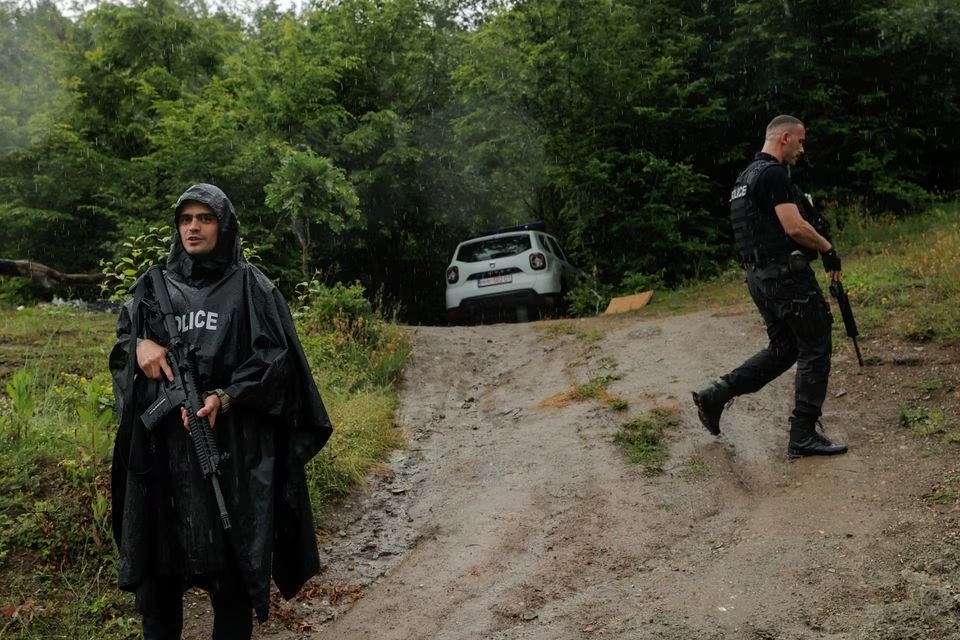 Petugas polisi Kosovo berjaga di dekat desa Bare, Kosovo, 14 Juni 2023. Tiga petugas polisi Kosovo ditahan oleh pasukan Serbia pada hari Rabu tetapi pejabat dari Kosovo dan Serbia memberikan lokasi penangkapan yang berbeda, saling menuduh telah melintasi perbatasan secara ilegal. Foto: Reuters/Valdrin Xhemaj.