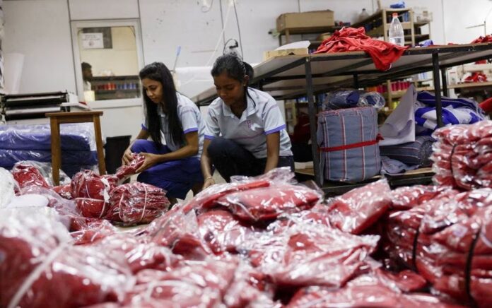 Anggota staf bekerja di bagian pengepakan di sebuah pabrik garmen di Kolombo setelah dewan eksekutif Dana Moneter Internasional menyetujui dana talangan $3 miliar untuk Sri Lanka. 21 Maret 2023. Foto: Reuters/Dinuka Liyanawatte/File Foto.