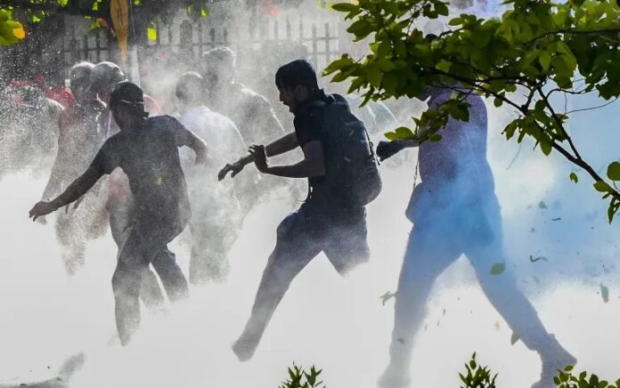 Polisi menggunakan meriam air untuk membubarkan pengunjuk rasa anti-pemerintah selama demonstrasi di Kolombo pada 24 September 2022. Photo: Ishara S Kodikara/AFP.