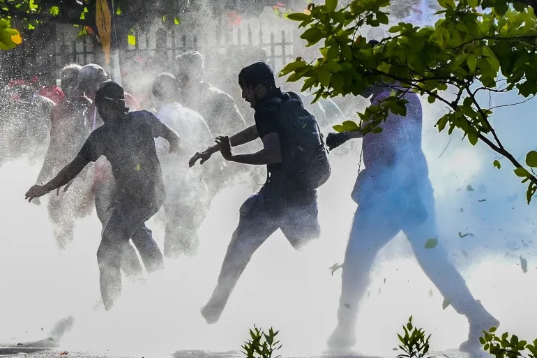 Polisi menggunakan meriam air untuk membubarkan pengunjuk rasa anti-pemerintah selama demonstrasi di Kolombo pada 24 September 2022. Photo: Ishara S Kodikara/AFP.