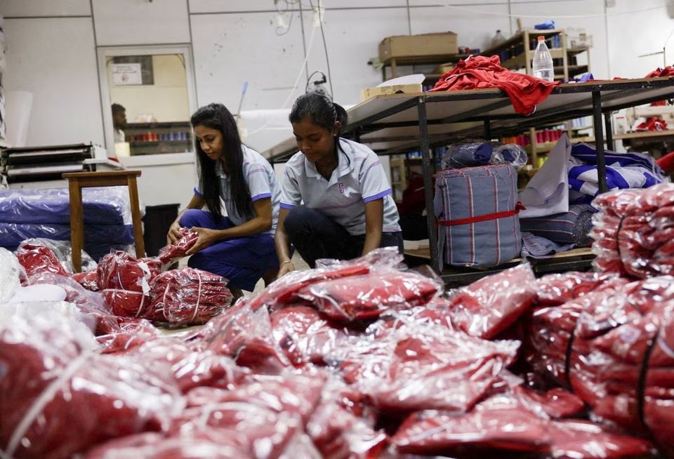 Anggota staf bekerja di bagian pengepakan di sebuah pabrik garmen di Kolombo setelah dewan eksekutif Dana Moneter Internasional menyetujui dana talangan $3 miliar untuk Sri Lanka. 21 Maret 2023. Foto: Reuters/Dinuka Liyanawatte/File Foto.