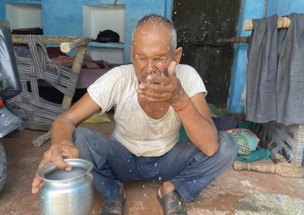 Seorang pria lanjut usia memercikkan air ke wajahnya untuk menyejukkan diri di sore musim panas yang terik di Lalitpur, negara bagian Uttar Pradesh, India, Sabtu, 17 Juni 2023. Foto: AP/Rajesh Kumar Singh.