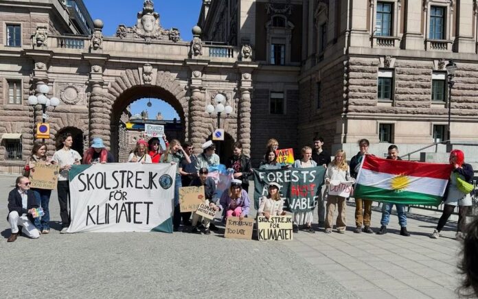 Greta Thunberg dan aktivis iklim lainnya melakukan protes di luar Parlemen Swedia di Stockholm, Swedia, 9 Juni 2023. Foto: Reuters/Marie Mannes.