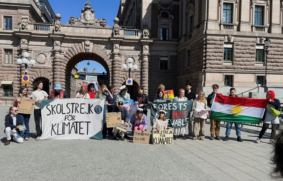 Greta Thunberg dan aktivis iklim lainnya melakukan protes di luar Parlemen Swedia di Stockholm, Swedia, 9 Juni 2023. Foto: Reuters/Marie Mannes.