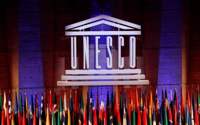 Logo UNESCO terlihat pada pembukaan sesi ke-39 Konferensi Umum Organisasi Pendidikan, Ilmu Pengetahuan, dan Kebudayaan Perserikatan Bangsa-Bangsa (UNESCO) di kantor pusat mereka di Paris, Prancis, 30 Oktober 2017. Foto: Reuters/Philippe Wojazer.