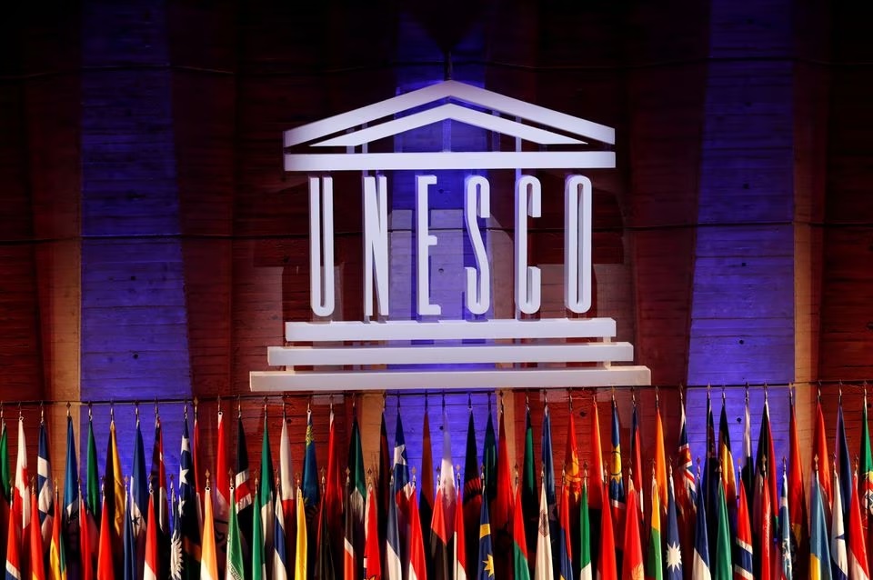 Logo UNESCO terlihat pada pembukaan sesi ke-39 Konferensi Umum Organisasi Pendidikan, Ilmu Pengetahuan, dan Kebudayaan Perserikatan Bangsa-Bangsa (UNESCO) di kantor pusat mereka di Paris, Prancis, 30 Oktober 2017. Foto: Reuters/Philippe Wojazer.