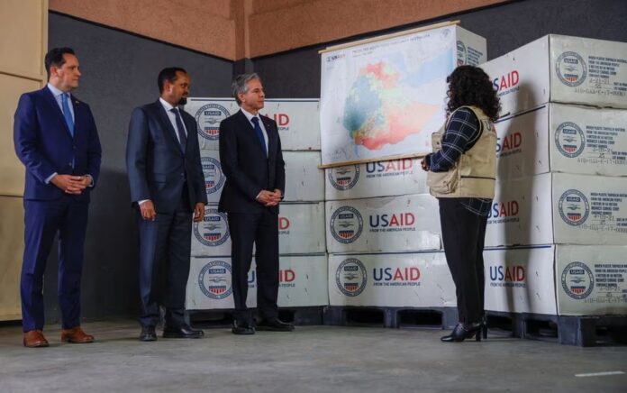 Menteri Luar Negeri AS Antony Blinken mengunjungi Gudang Pusat Logistik PBB didampingi oleh Direktur Misi USAID/Ethiopia Sean Jones dan Menteri Keuangan Ethiopia Ahmed Shide, di Addis Ababa, Ethiopia 15 Maret 2023. Foto: Reuters/Tiksa Negeri/Pool/File Foto.