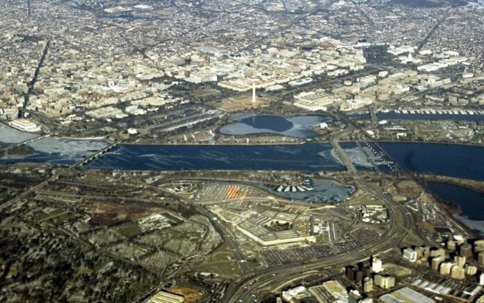 Pemandangan udara Washington D.C., 28 Januari 2005, menampilkan landmark utama ibukota AS. Di tengah bawah adalah Pentagon di Arlington, Virginia, memotong tengah adalah Sungai Potomac, di tengah adalah Monumen Washington dan di kanan atas adalah US Capitol. Foto: Reuters.