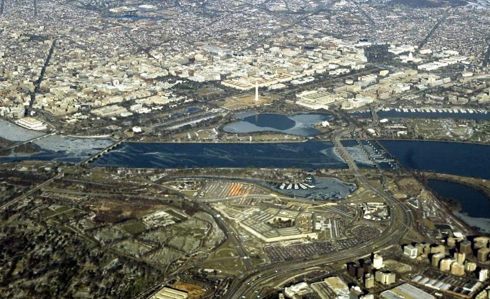 Pemandangan udara Washington D.C., 28 Januari 2005, menampilkan landmark utama ibukota AS. Di tengah bawah adalah Pentagon di Arlington, Virginia, memotong tengah adalah Sungai Potomac, di tengah adalah Monumen Washington dan di kanan atas adalah US Capitol. Foto: Reuters.