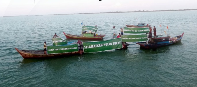 Nelayan Rupat Utara Bentangkan Spanduk, Tolak Tambang Pasir Laut
