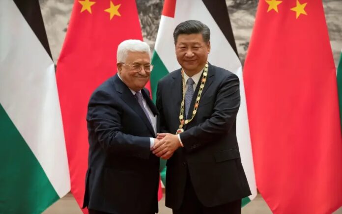 Presiden Palestina Mahmoud Abbas, kiri, berjabat tangan setelah memberikan medali kepada Presiden Tiongkok Xi Jinping, kanan, saat upacara penandatanganan di Aula Besar Rakyat di Beijing, Tiongkok, 18 Juli 2017. Foto: Reuters/Mark Schiefelbein/Pool .