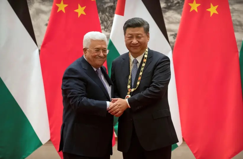 Presiden Palestina Mahmoud Abbas, kiri, berjabat tangan setelah memberikan medali kepada Presiden Tiongkok Xi Jinping, kanan, saat upacara penandatanganan di Aula Besar Rakyat di Beijing, Tiongkok, 18 Juli 2017. Foto: Reuters/Mark Schiefelbein/Pool .