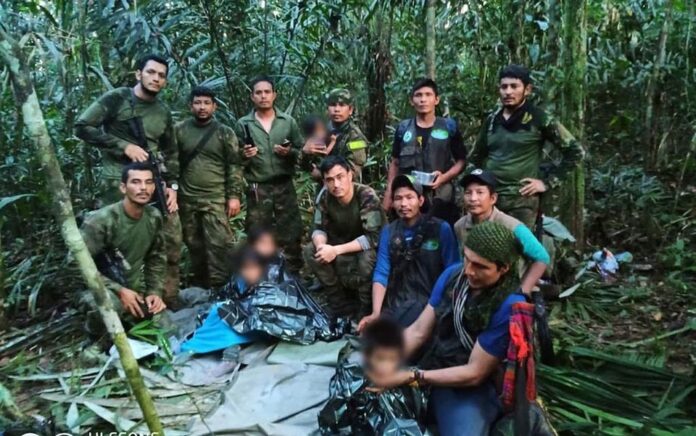 Tentara militer Kolombia berfoto setelah menyelamatkan anak-anak yang selamat dari pesawat Cessna 206 yang jatuh pada 1 Mei di hutan Caqueta, di batas antara Caqueta dan Guaviare, dalam foto selebaran ini dirilis 9 Juni 2023. Foto: Kepresidenan/ HO/Reuters.