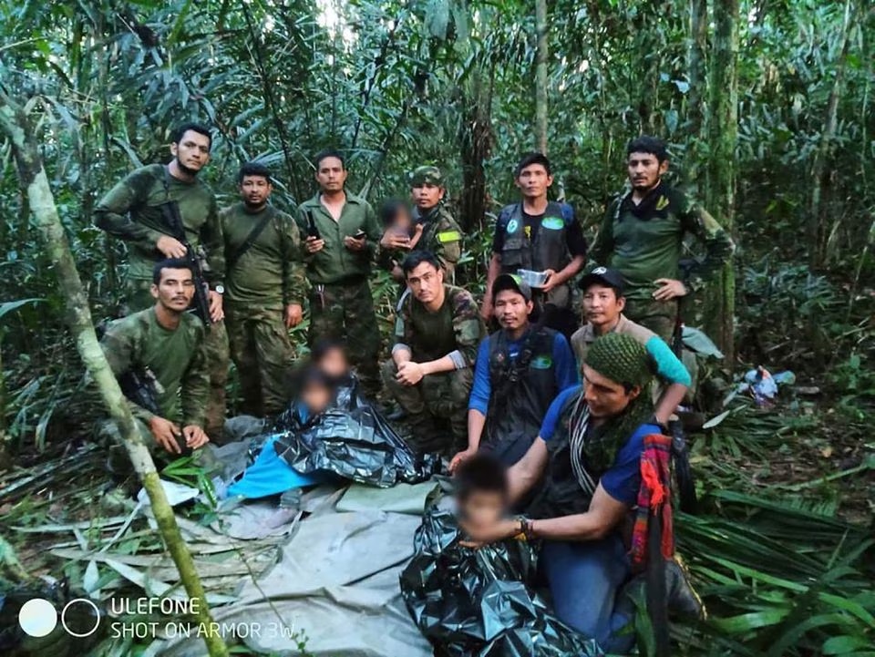 Tentara militer Kolombia berfoto setelah menyelamatkan anak-anak yang selamat dari pesawat Cessna 206 yang jatuh pada 1 Mei di hutan Caqueta, di batas antara Caqueta dan Guaviare, dalam foto selebaran ini dirilis 9 Juni 2023. Foto: Kepresidenan/ HO/Reuters.