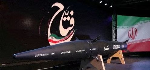 Rudal balistik hipersonik baru yang disebut "Fattah" dengan jangkauan 1400 km, diluncurkan oleh Iran, terlihat di Teheran, Iran, 6 Juni 2023. Foto: IRGC/WANA/HO/Reuters.