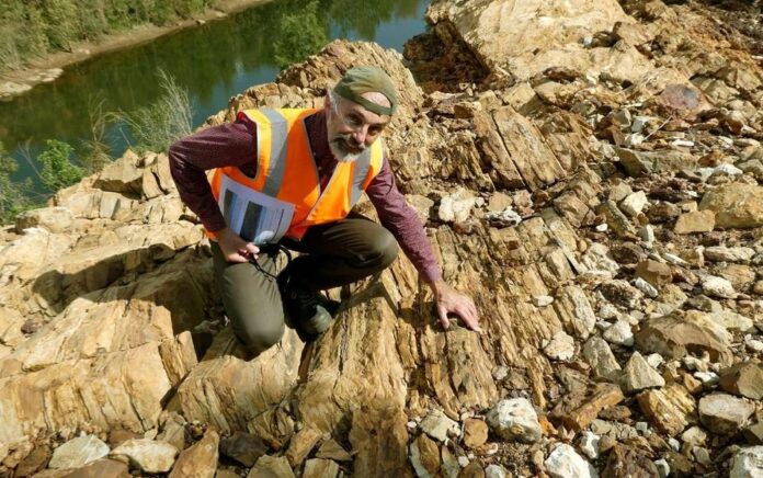 Profesor Jochen Brocks memeriksa sedimen berusia 1,64 miliar tahun untuk mencari molekul biota Protosterol di Barney Creek, Australia Utara dalam sebuah foto tak bertanggal. Foto: Australian National University/Handout/Reuters.