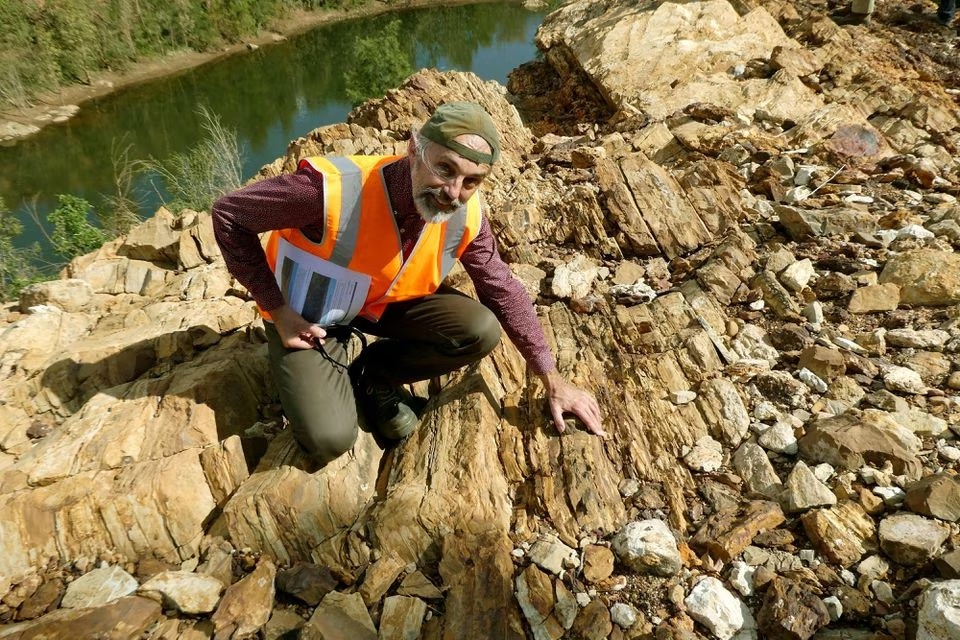 Profesor Jochen Brocks memeriksa sedimen berusia 1,64 miliar tahun untuk mencari molekul biota Protosterol di Barney Creek, Australia Utara dalam sebuah foto tak bertanggal. Foto: Australian National University/Handout/Reuters.