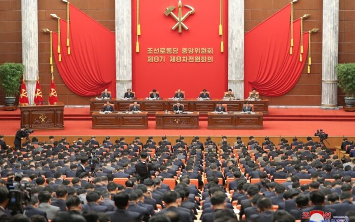 Foto yang dirilis oleh Kantor Berita Pusat Korea Utara pada 17 Juni 2023 ini memperlihatkan sidang pleno Komite Sentral ke-8 Partai Buruh Korea yang diadakan di markas komite di Pyongyang sehari sebelumnya. Foto: KCNA.