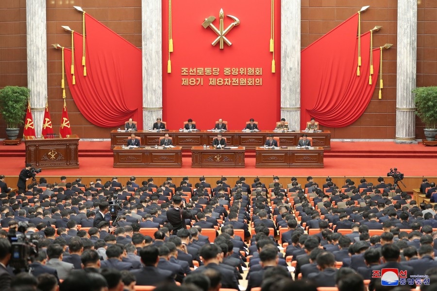Foto yang dirilis oleh Kantor Berita Pusat Korea Utara pada 17 Juni 2023 ini memperlihatkan sidang pleno Komite Sentral ke-8 Partai Buruh Korea yang diadakan di markas komite di Pyongyang sehari sebelumnya. Foto: KCNA.