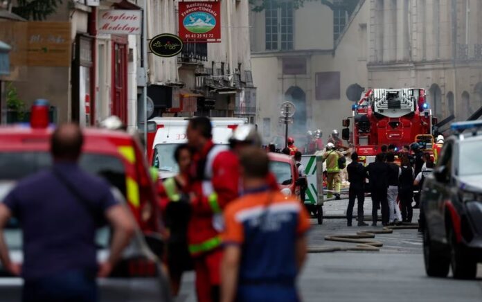 Petugas pemadam kebakaran dan pasukan penyelamat Prancis bekerja setelah beberapa bangunan terbakar setelah ledakan gas di arondisemen kelima Paris, Prancis, 21 Juni 2023. Foto: Reuters/Gonzalo Fuentes.